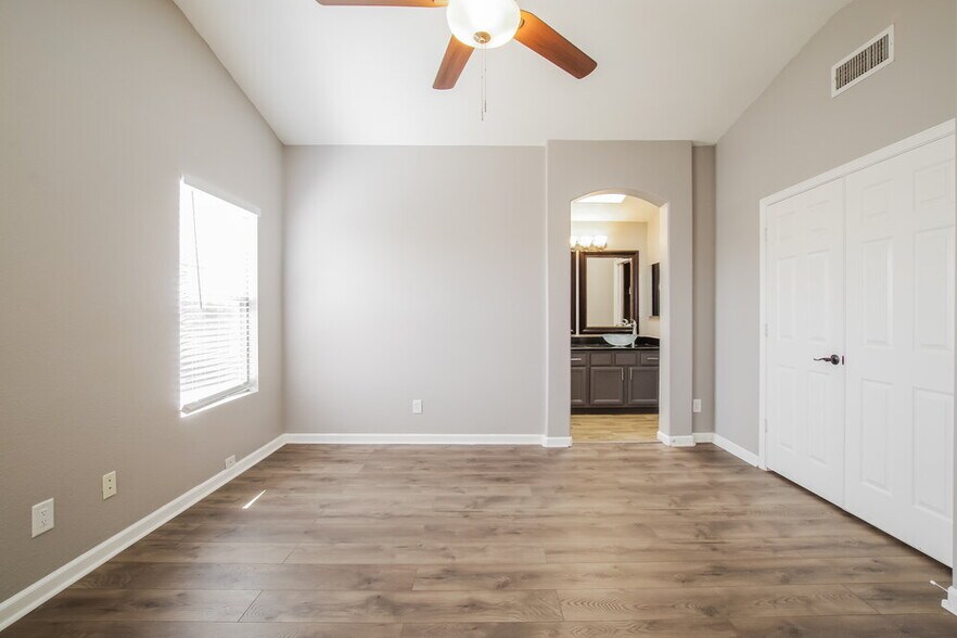 Building Photo - 1349 W Menadota Dr