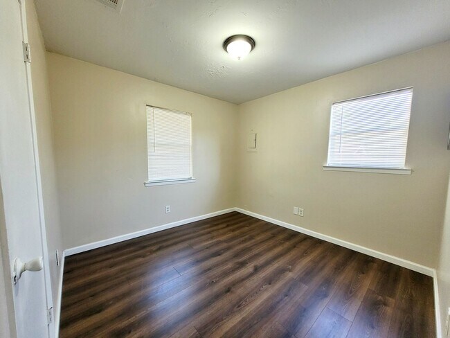 Building Photo - 3 bedroom home with Electric included