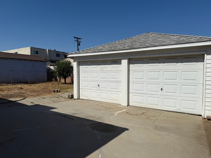 Building Photo - 321 S New Ave
