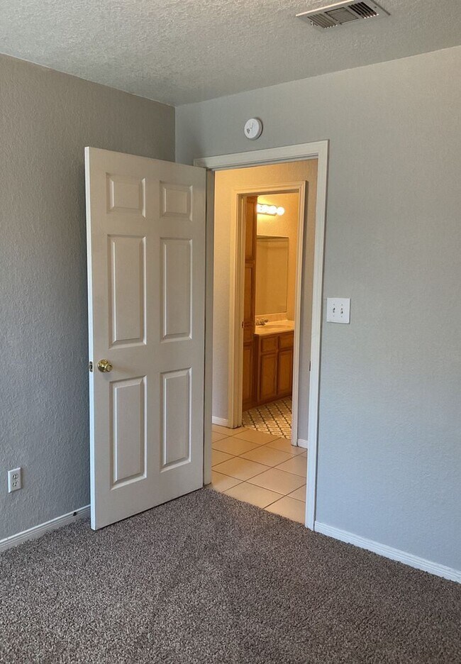 Building Photo - 3906 Hitchrock Dr