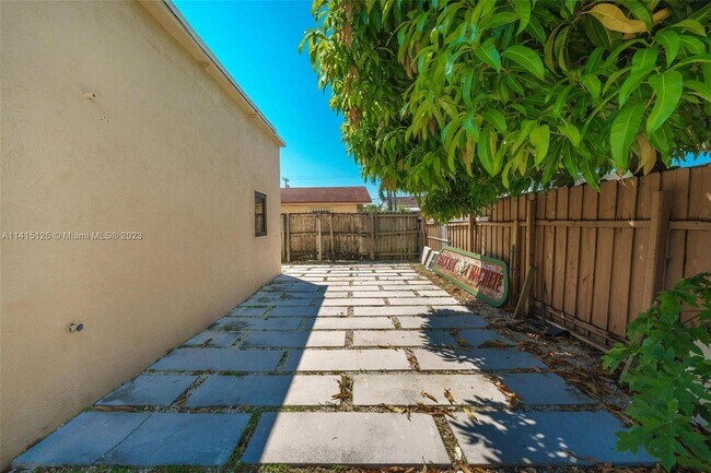 Building Photo - 3010 SW 25th St