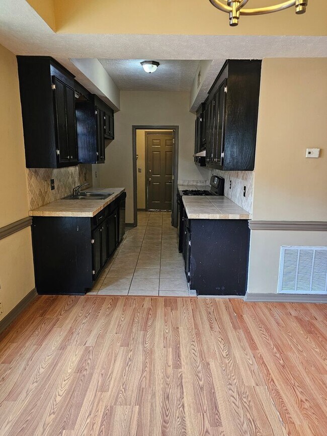 Building Photo - 472A Brendalwood Dr