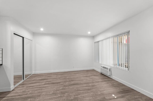 Building Photo - 1240 W 29th St