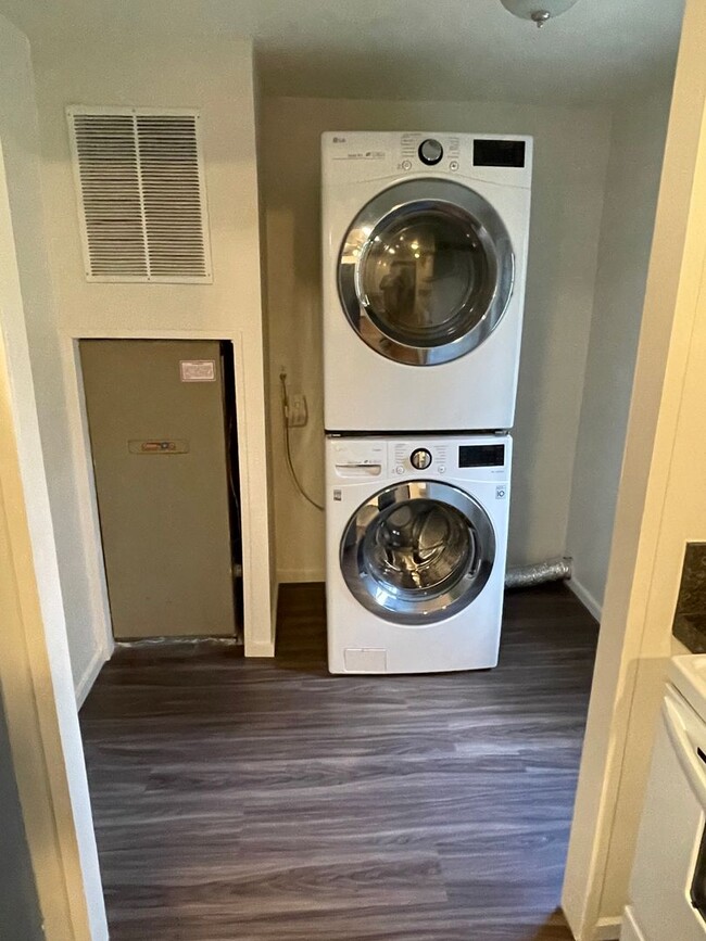 Building Photo - ***PENDING APPLICATION***Lovely 3 Bedroom Home out of Town!