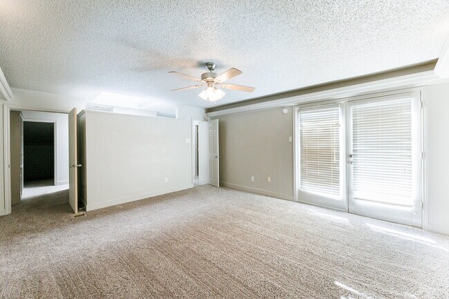 Building Photo - Spacious 3/2/2