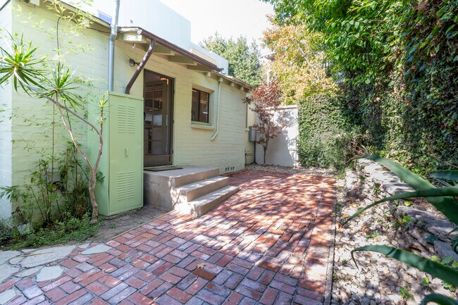 Building Photo - 868 Radcliffe Ave