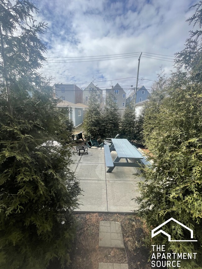 Building Photo - 2028 N Sawyer Ave