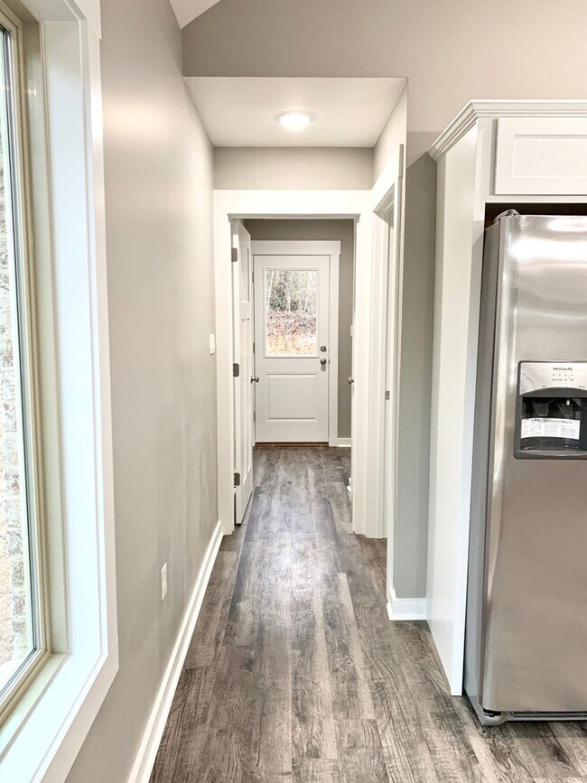 Building Photo - 264 Wolf Den Dr