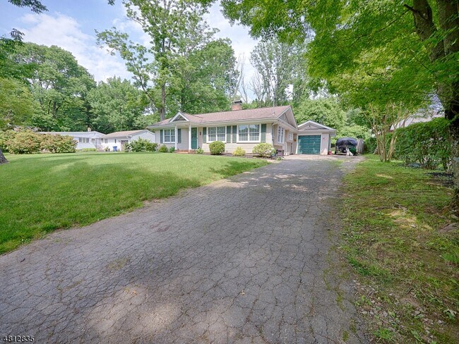 Building Photo - 32 Maple Ave