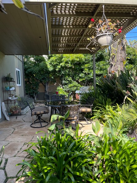 Building Photo - 521 E Arrellaga St
