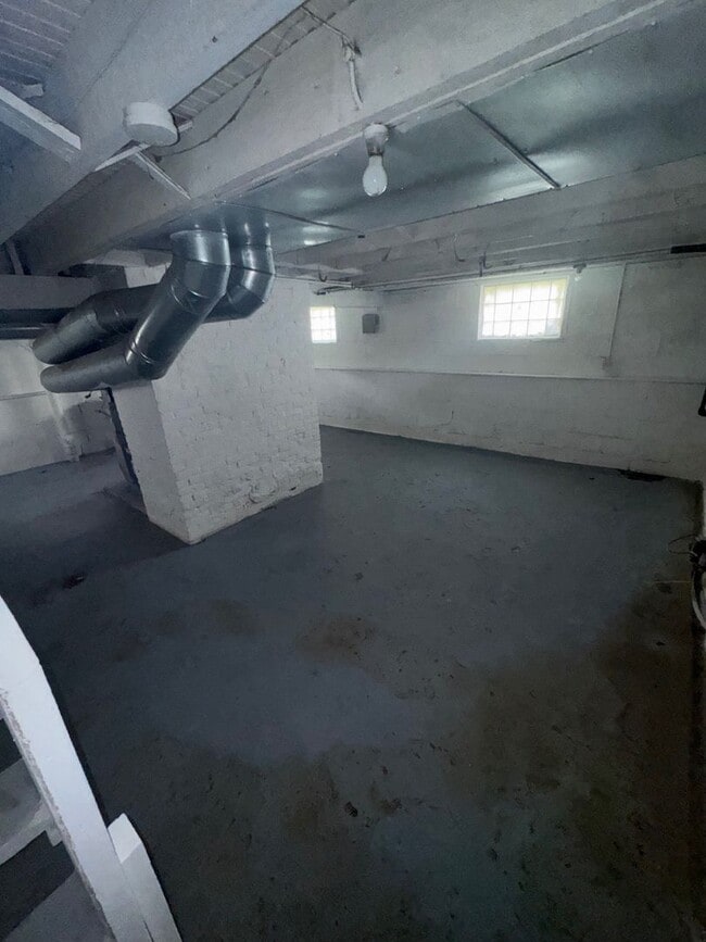 Building Photo - Charming 3-Bedroom Property in Prime Location (SECTION 8 VOUCHERS ACCEPTED)