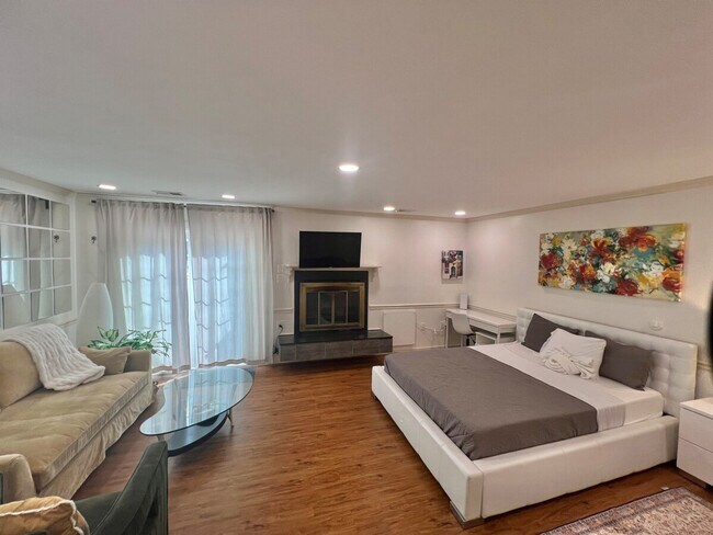 Building Photo - 11874 Sunrise Valley Dr