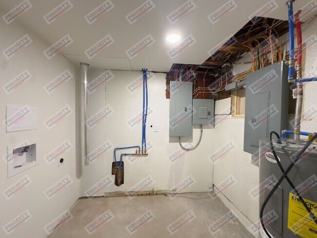 Building Photo - 605 S Miller Ave