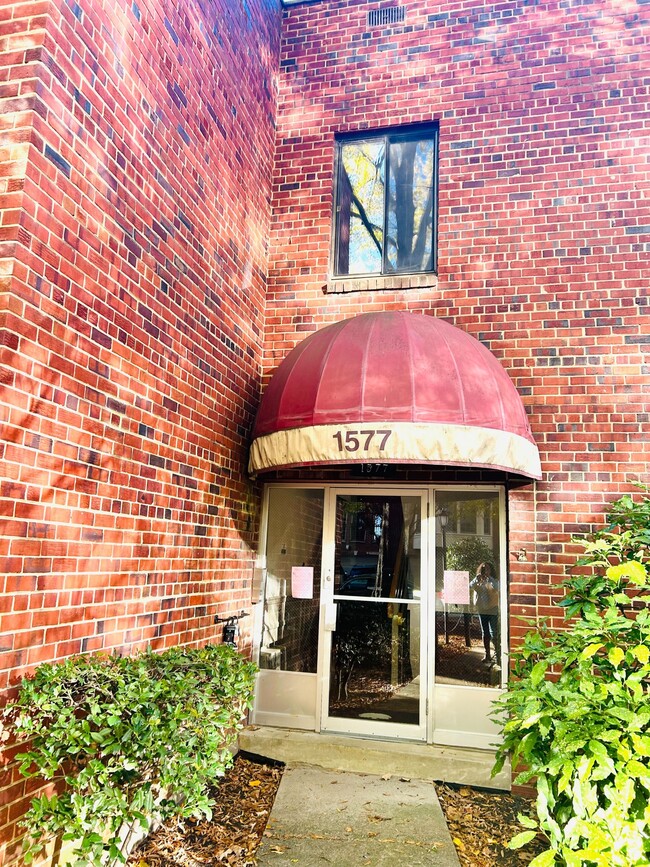 Building Photo - 1577 N Colonial Terrace