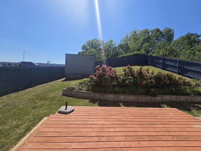Building Photo - Beautiful Home Available for Rent in Charl...