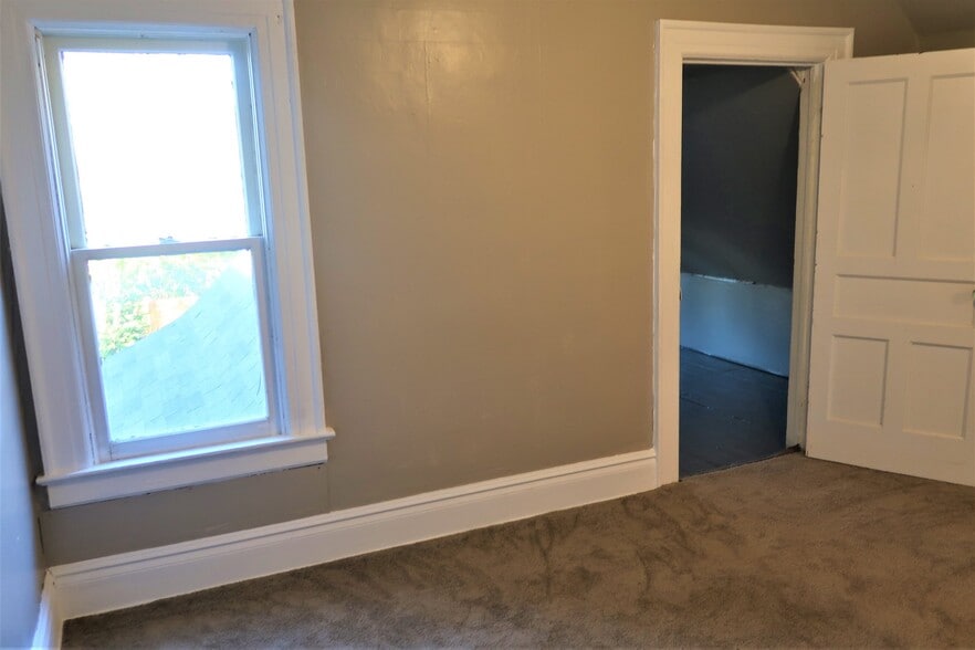 Building Photo - 238 Miller St