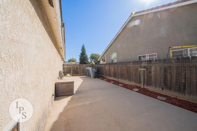 Building Photo - North West Fresno Home, 3BR/2BA, Built 1995 - Lots of Amenities!