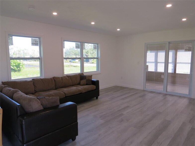 Building Photo - 8010 Hyde Park Ave