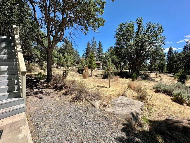 Building Photo - Stunning Running Y Ridge Home with Lake Views – Furnished or Unfurnished!