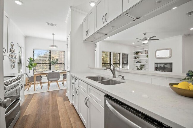 Building Photo - 6501 Columbia Oaks Ct