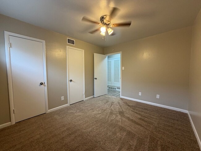 Building Photo - AVAILABLE NOW 2 BEDROOM 2 BATH DUPLEX IN TCU AREA