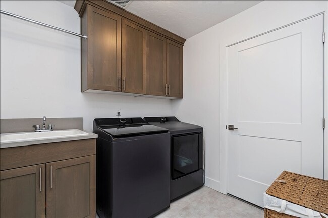 Building Photo - Custom Model Home on the Meridian Bluff
