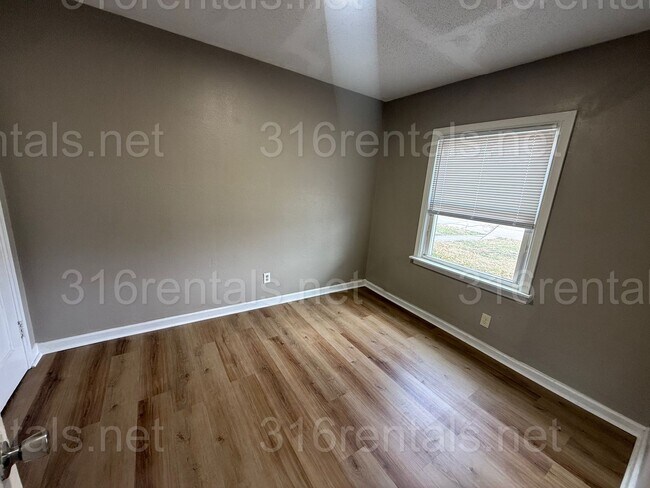 Building Photo - $525 - 1 bedroom / 1 bathroom - duplex