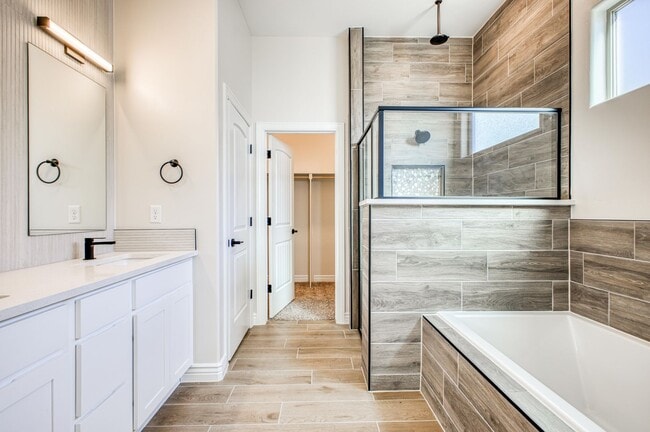 Building Photo - Beautiful East side House 4 bed-2.5 baths, part of The Overlook Casa Club that includes Swimming ...