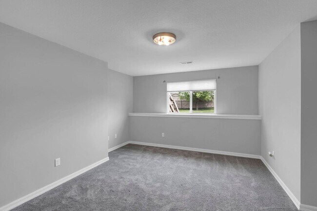 Building Photo - Luxury Home - Month-to-Month or 6-month Le...