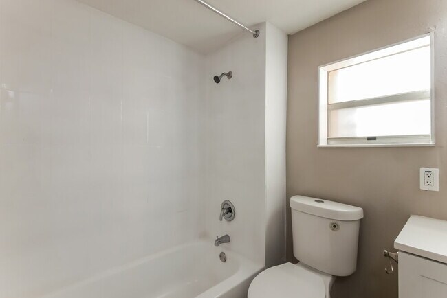 Building Photo - 1001 SW 25th Ave