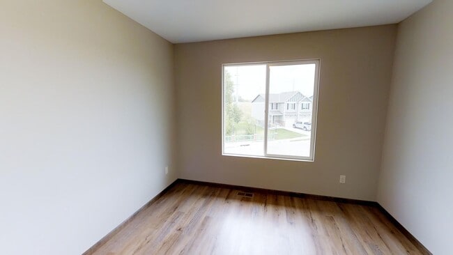 Building Photo - Luxury Townhome