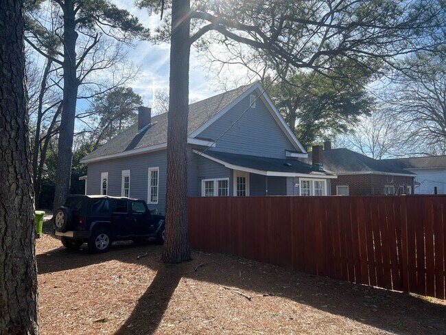 Building Photo - 827 Silver St