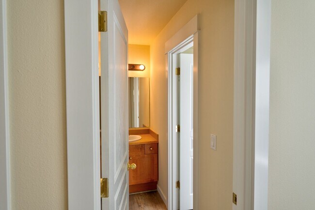 Building Photo - 997