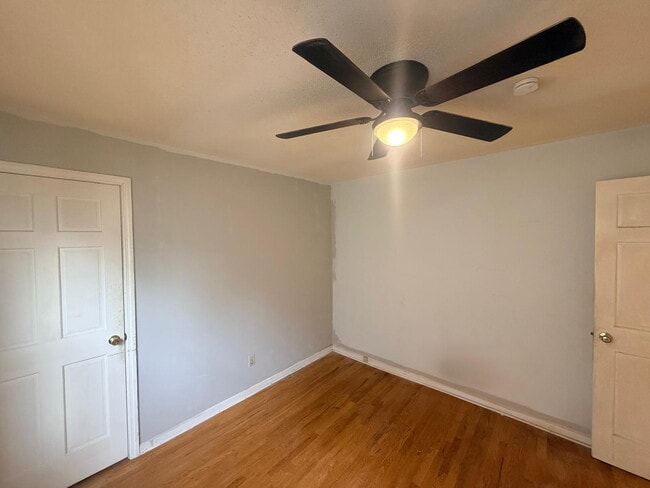 Building Photo - "Charming 3-Bed, 1 bath Retreat with Beautiful Floors on Laura Avenue!"