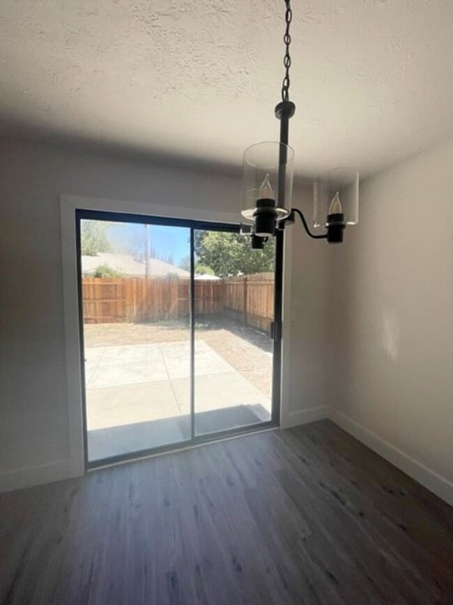 Building Photo - Darling Elk Grove Halfplex!