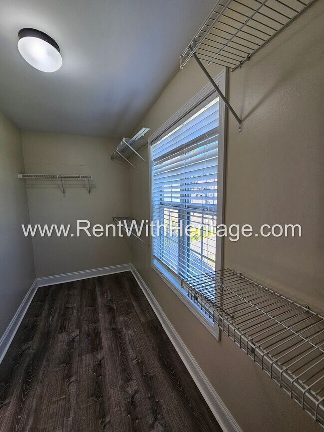 Building Photo - Amazing 4 Bedroom/ 3 Bath Home / Attention...