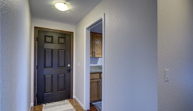 Building Photo - Charming 2 BR 2 Ba Apartment/Condo