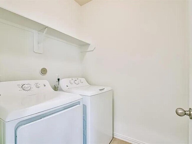 Building Photo - 2125 Sand Ridge Dr