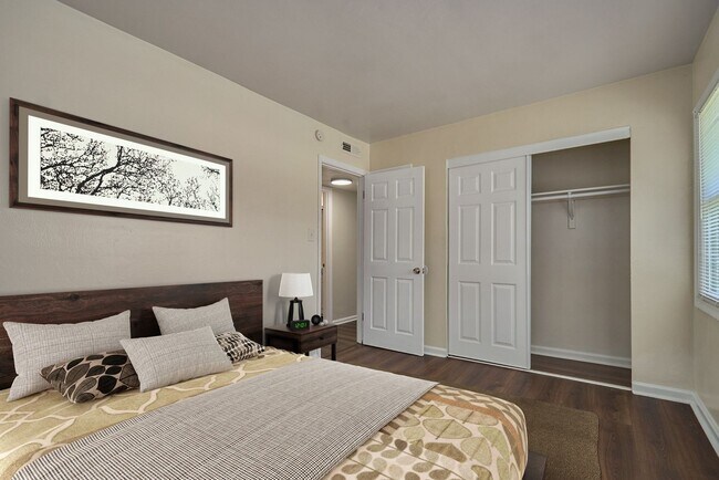Building Photo - Quiet Two Bedroom Apartment off Rodman Ave