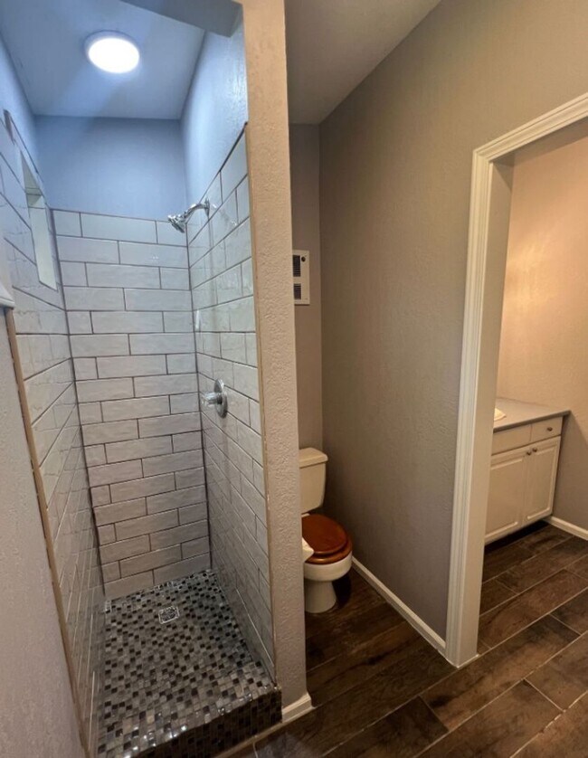 Building Photo - Renovated 2+ Bed, 3 Bath Duplex with Finis...