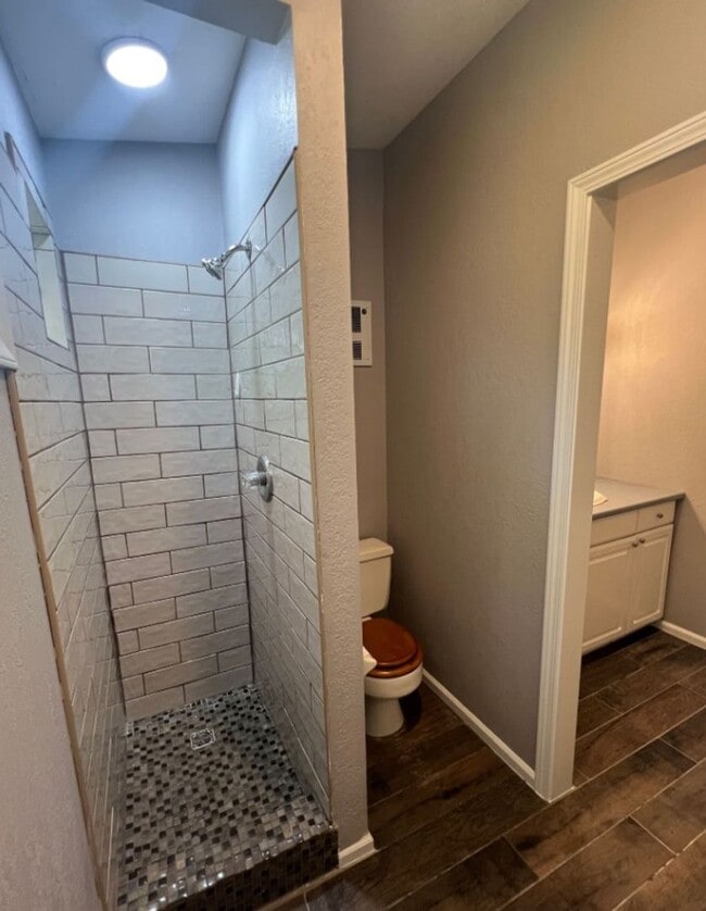 Building Photo - Renovated 2 Bed, 3 Bath Duplex with Finish...