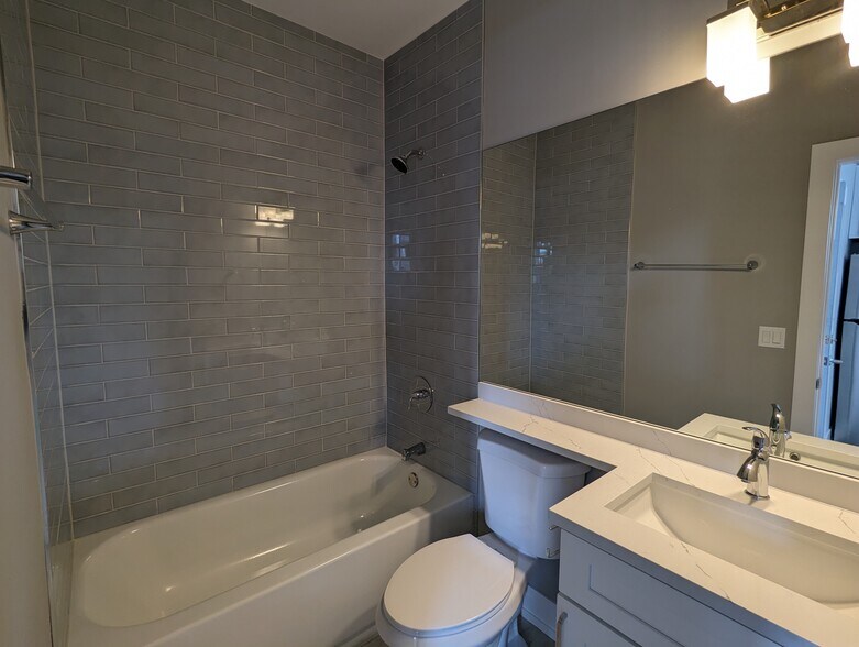 Building Photo - 3935 N Janssen Ave