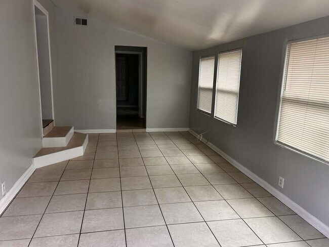 Building Photo - Charming Tampa Home in Quiet Neighborhood ...