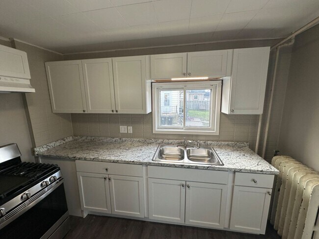 Building Photo - 3 Bedroom Duplex