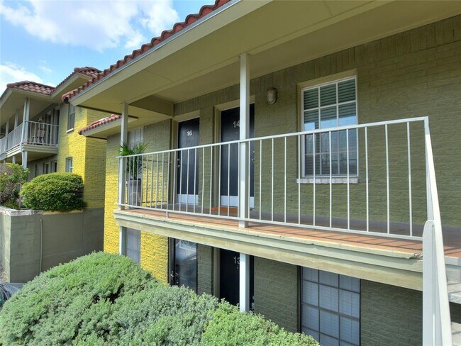 Building Photo - 2302 East Side Dr