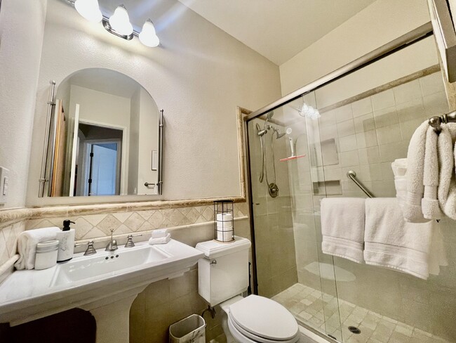 Building Photo - Luxurious 5-Bed, 4-Bath Fully Furnished Ho...