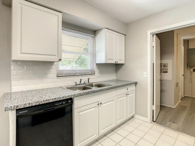 Building Photo - Beautiful 2/2 ~1000Sq. Ft. with NEW floors...