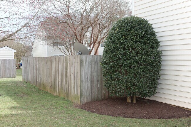 Left side of house - 9908 Whitney Cir