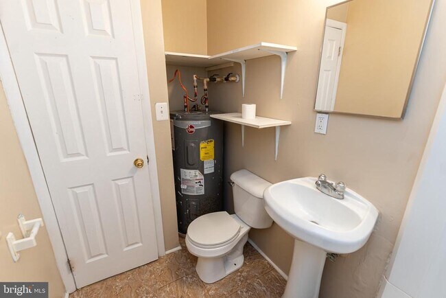 Building Photo - 516 Bay St