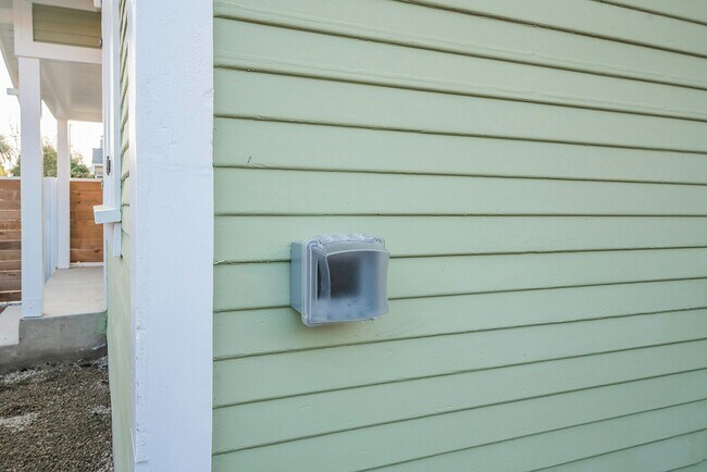 Building Photo - 511 Micheltorena St